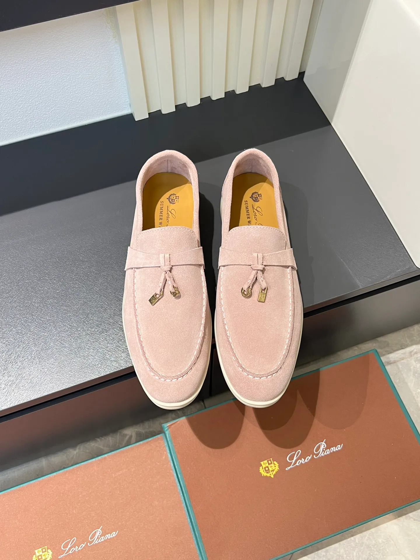 Men's shoes 💰p360 "Loro men's shoes 💰pian'*" Classic L men's shoes for couples 💰p Top version British flat loafers, a must-have item in old money style, the minimalist design is eye-catching and durable, a plus point for dressing The soft foot feel and texture are outstanding. They don’t scratch your feet and are very nice. They are matched with soft and waxy soles. They can be worn daily for a long time without getting tired. They are easy to wear, versatile and classic items, with perfect foot feel and texture! Imported cashmere fabric, the lining is made of imported A-grade water-dyed cow lining, the top version of the genuine leather midsole is sewn with pure handmade mark thread! Size: Female 35-40 (34. Customized) Male 38-44 (45.46. Customized)